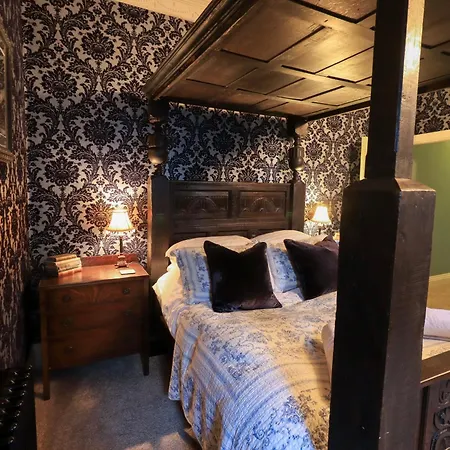 Summerlands Hall Gothic Apartment *